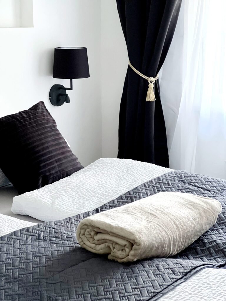 Luxuriöses Schlafzimmer – Modernes Schlafzimmer mit hochwertigen Möbeln und dezentem maritimen Stil.Luxuriöses Schlafzimmer – Modernes Schlafzimmer mit hochwertigen Möbeln und dezentem maritimen Stil.