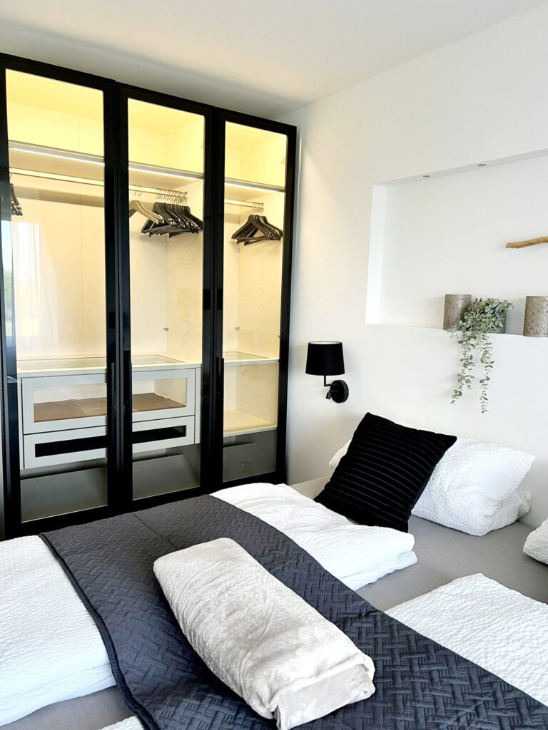 Luxuriöses Schlafzimmer – Modernes Schlafzimmer mit hochwertigen Möbeln und dezentem maritimen Stil.Luxuriöses Schlafzimmer – Modernes Schlafzimmer mit hochwertigen Möbeln und dezentem maritimen Stil.