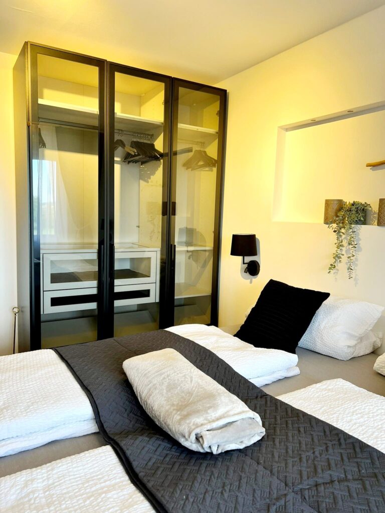 Luxuriöses Schlafzimmer – Modernes Schlafzimmer mit hochwertigen Möbeln und dezentem maritimen Stil.Luxuriöses Schlafzimmer – Modernes Schlafzimmer mit hochwertigen Möbeln und dezentem maritimen Stil.