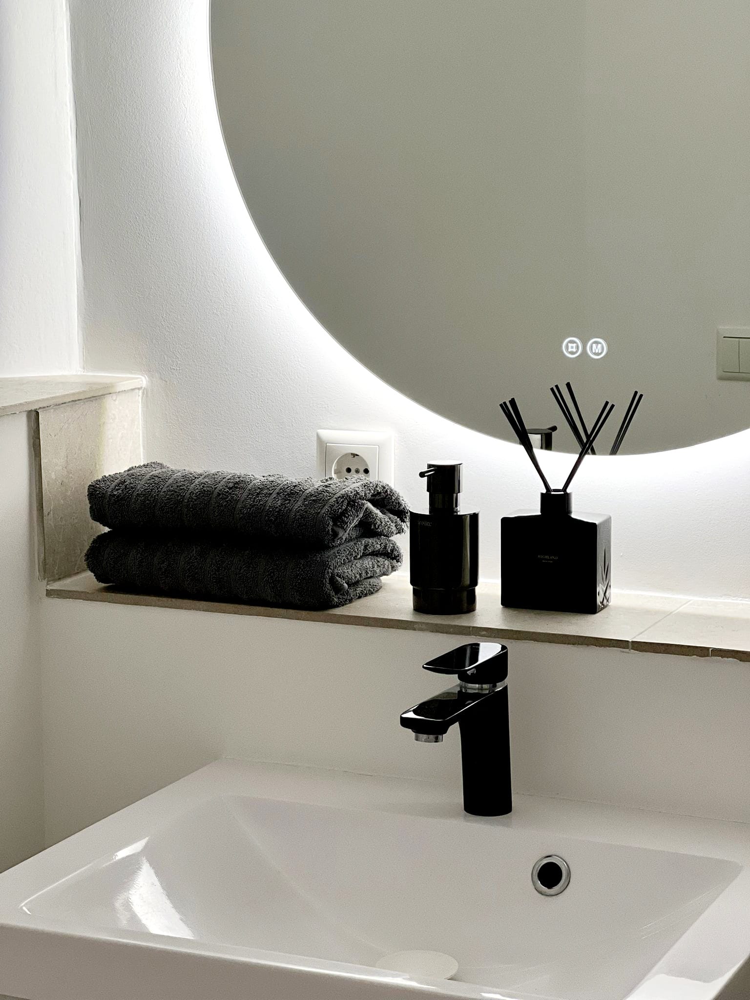 Modernes Badezimmer mit Glasdusche – Helles Badezimmer mit Glasdusche und luxuriösen Details.