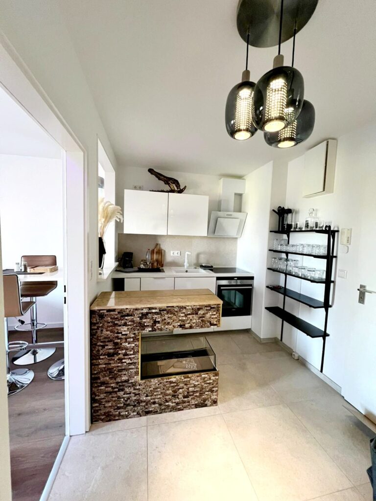 Moderne und stilvolle Einbauküche in der Ferienwohnung Trave Panorama in Travemünde an der Ostsee