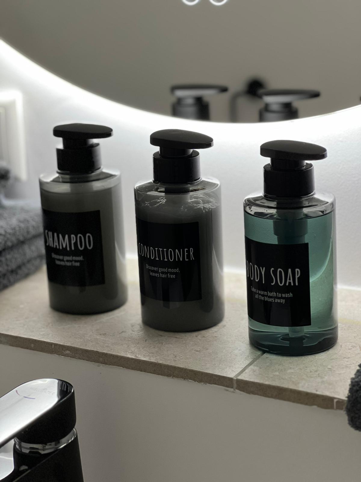 Modernes Badezimmer mit Glasdusche – Helles Badezimmer mit Glasdusche und luxuriösen Details.